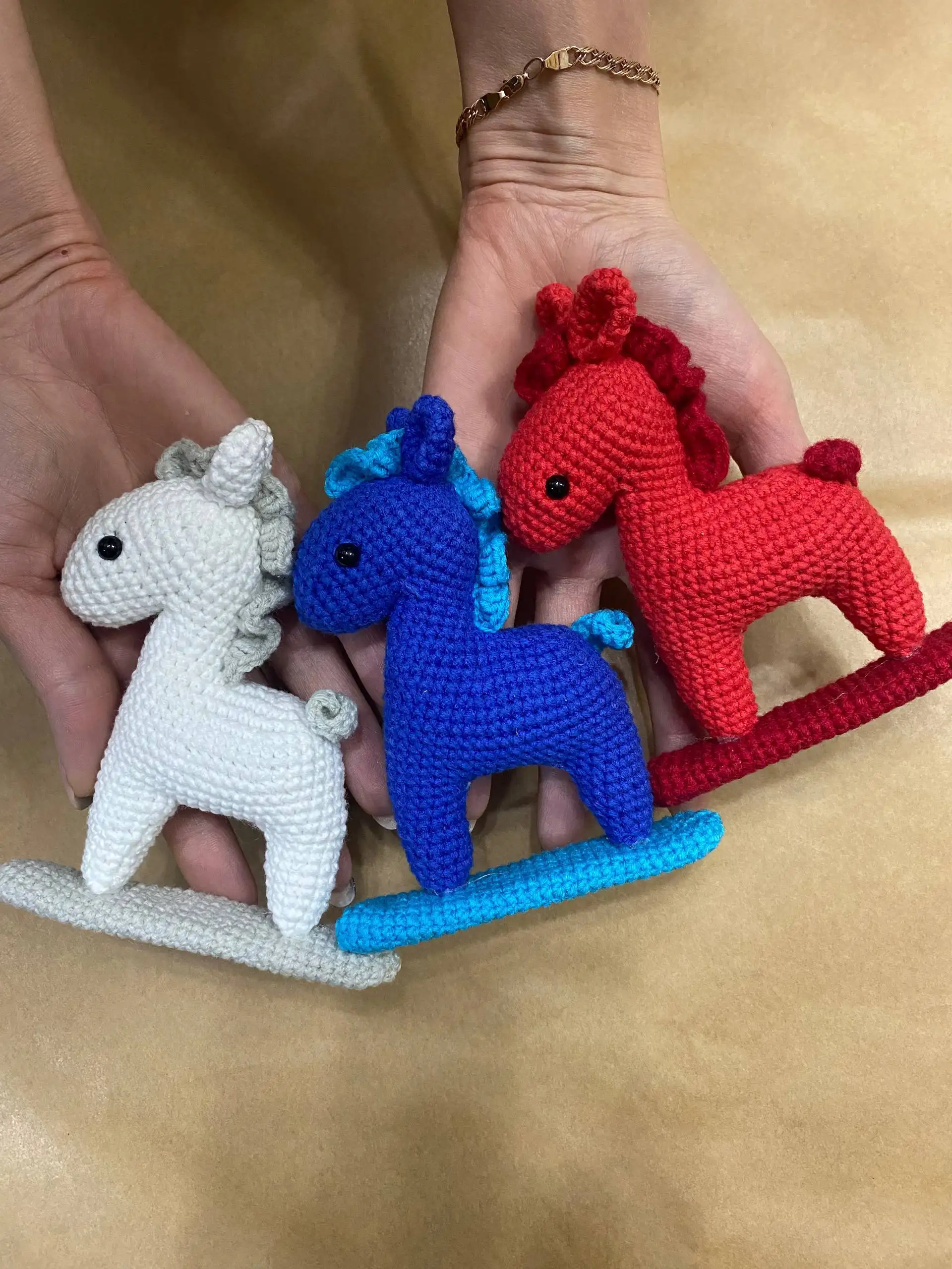 Вязаные игрушки и букет из атласной ленты на заказ - Рукоделие (Хобби и отдых) в Псковская область