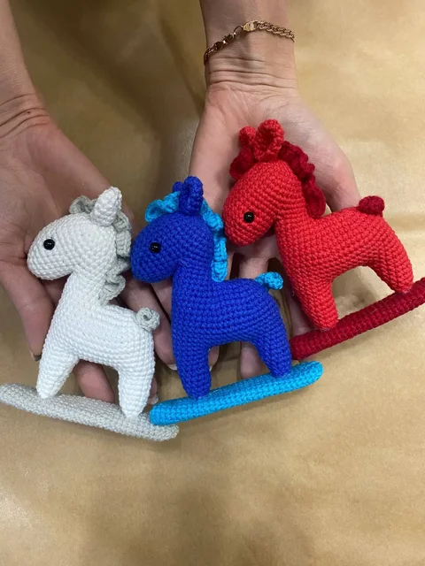 Вязаные игрушки и букет из атласной ленты на заказ - Поп-культура в Псковская область