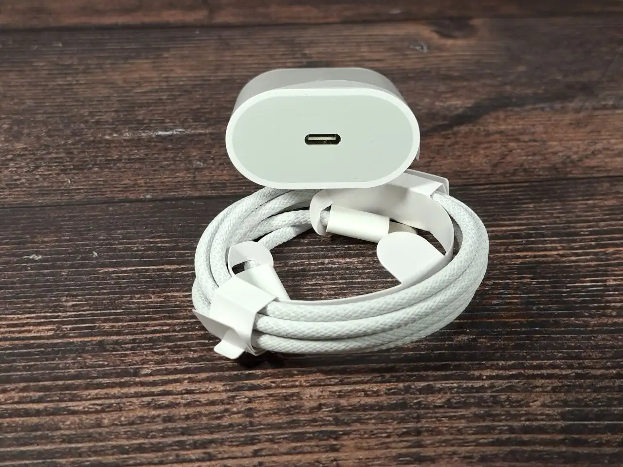 Новое запечатанное зарядное устройство для Айфона/Айпада с кабелем USB-C to USB-C - Зарядные устройства и аксессуары (Электроника) в Москва