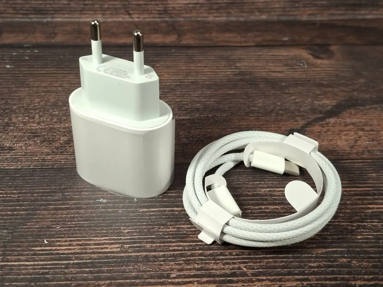 Новое запечатанное зарядное устройство для Айфона/Айпада с кабелем USB-C to USB-C - Зарядные устройства и аксессуары (Электроника) в Москва