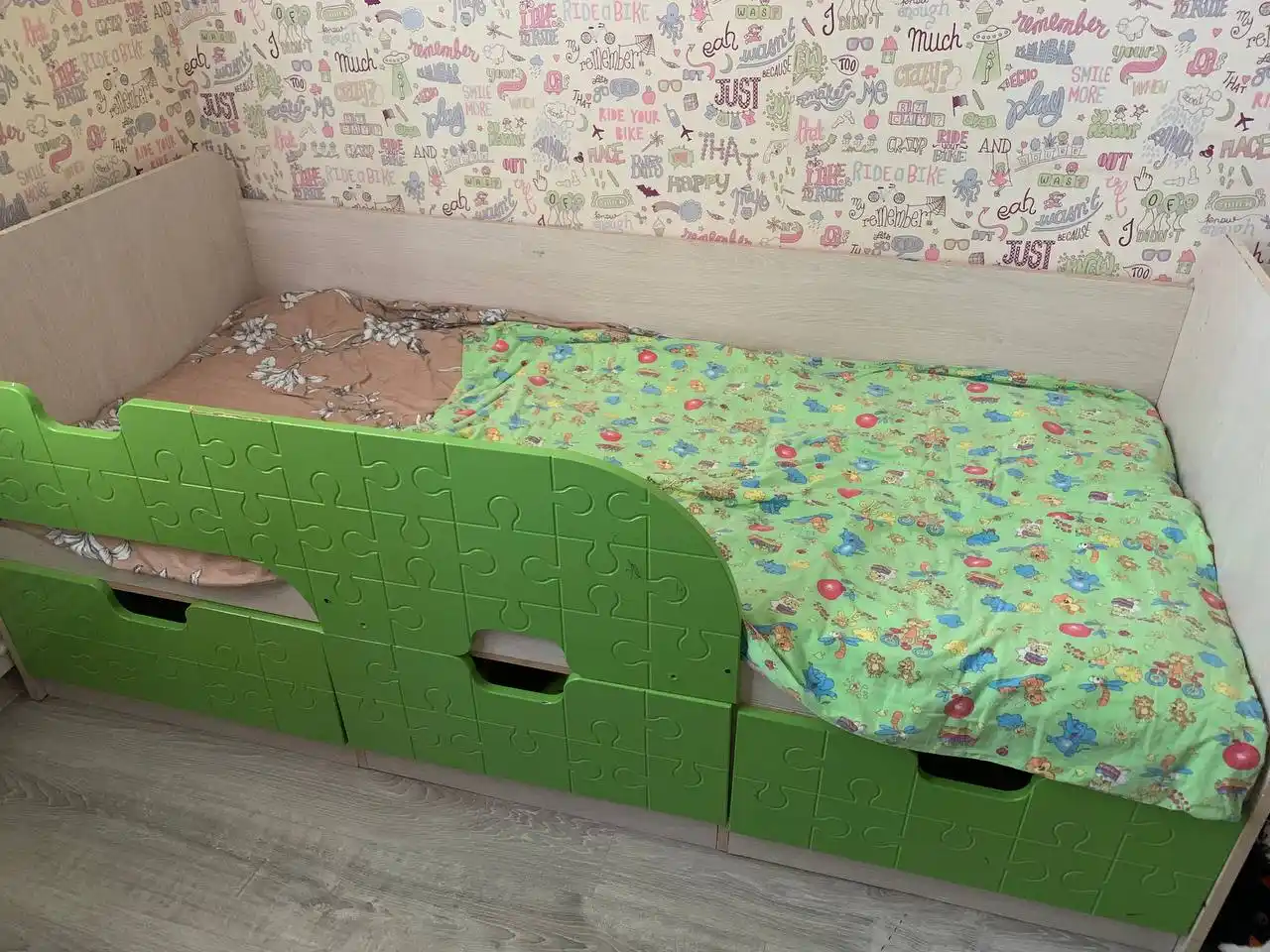 Продам детскую кровать и прогулочную коляску