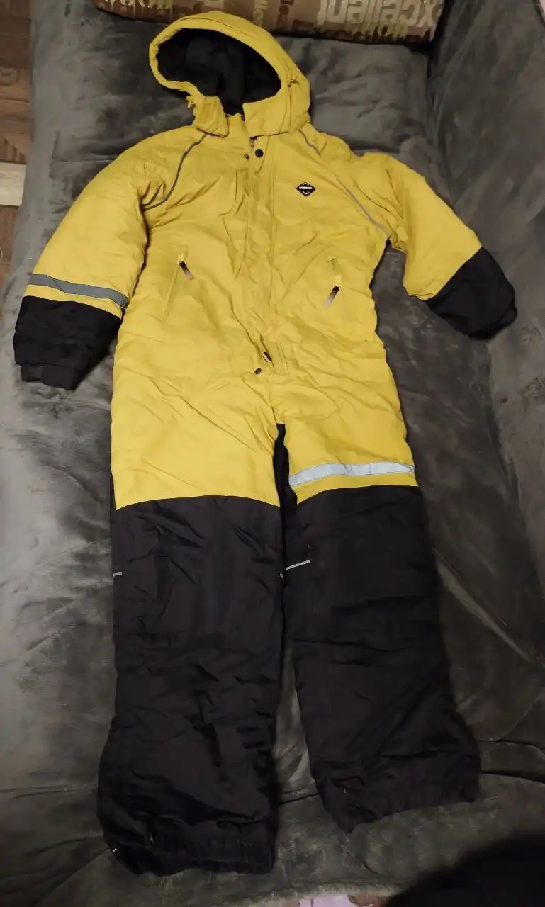 Продам зимний комбинезон 140-146