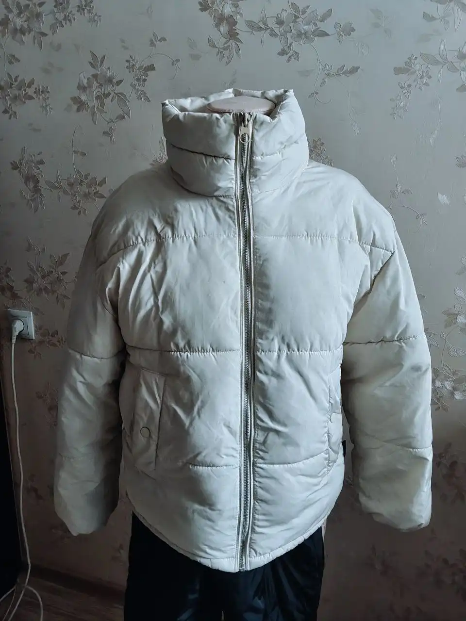 Продажа зимних курток и полукомбинезона