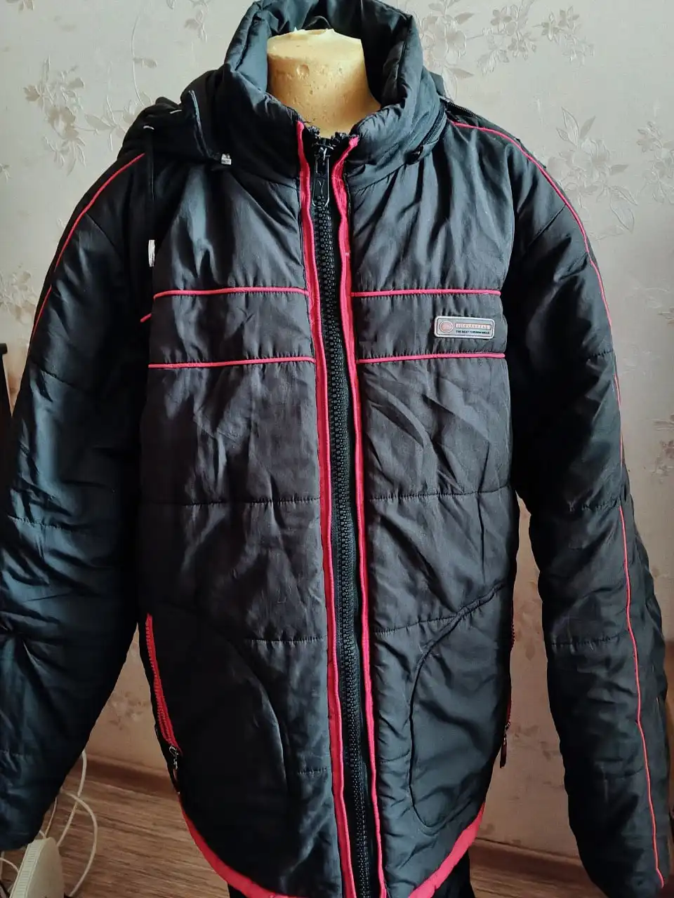 Продажа б/у одежды и школьного рюкзака в Тюмени