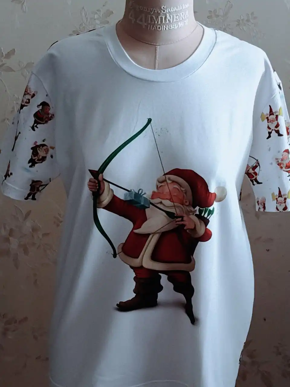 Новогодняя одежда: свитшоты, футболки, платья