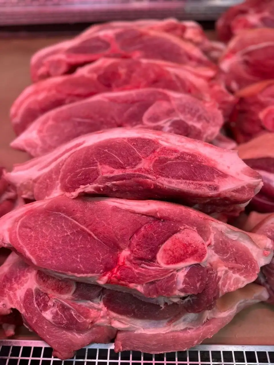 Свиная лопатка на шкуре от 2 до 5 кг с доставкой по Тюмени - Барахолка в Тюмень