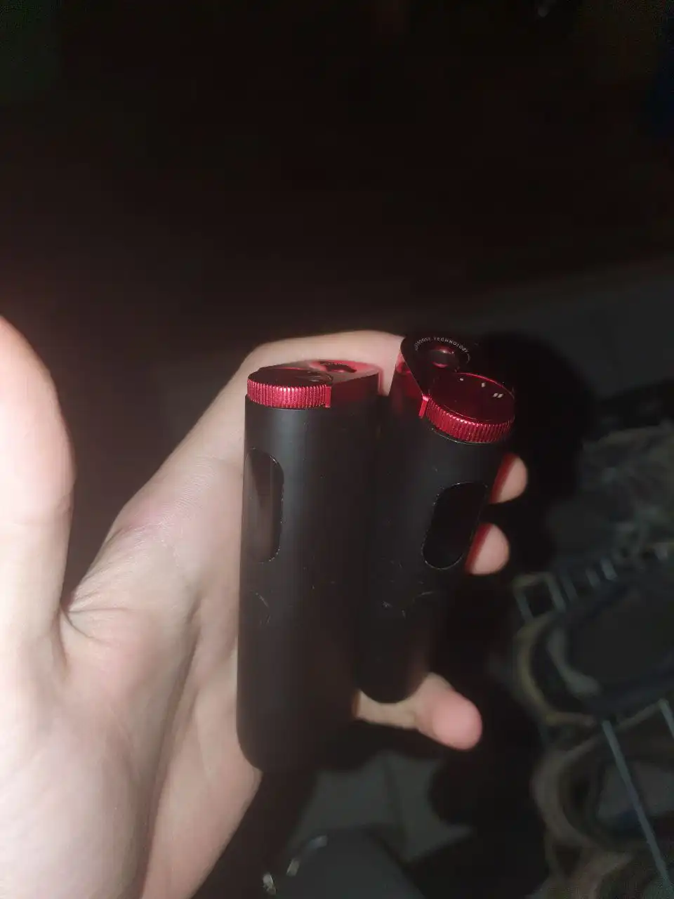 Два гло с мелкими царапинами