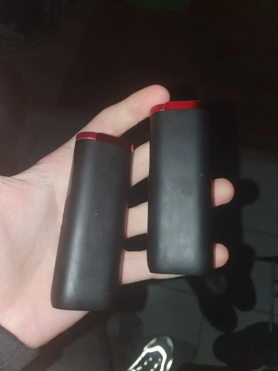 Два гло с мелкими царапинами