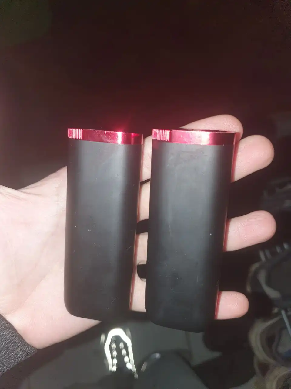 Два гло с мелкими царапинами