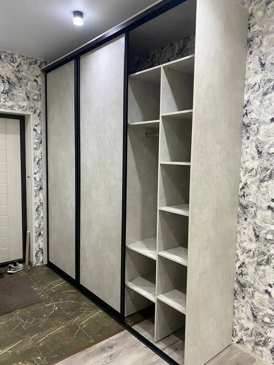 Шкаф-купе из ЛДСП цвета Слэйт с чёрным профилем