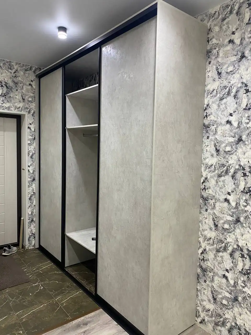 Шкаф-купе из ЛДСП цвета Слэйт с чёрным профилем