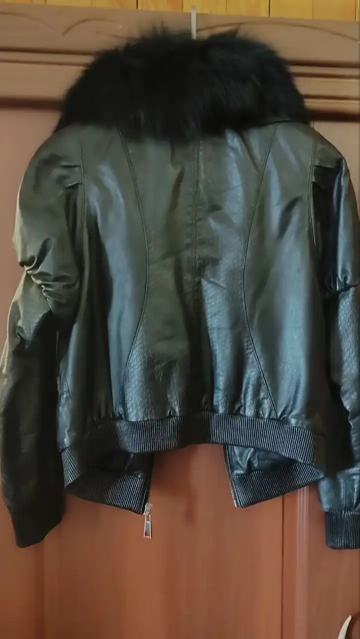 Женская одежда: куртка, плащ, платье