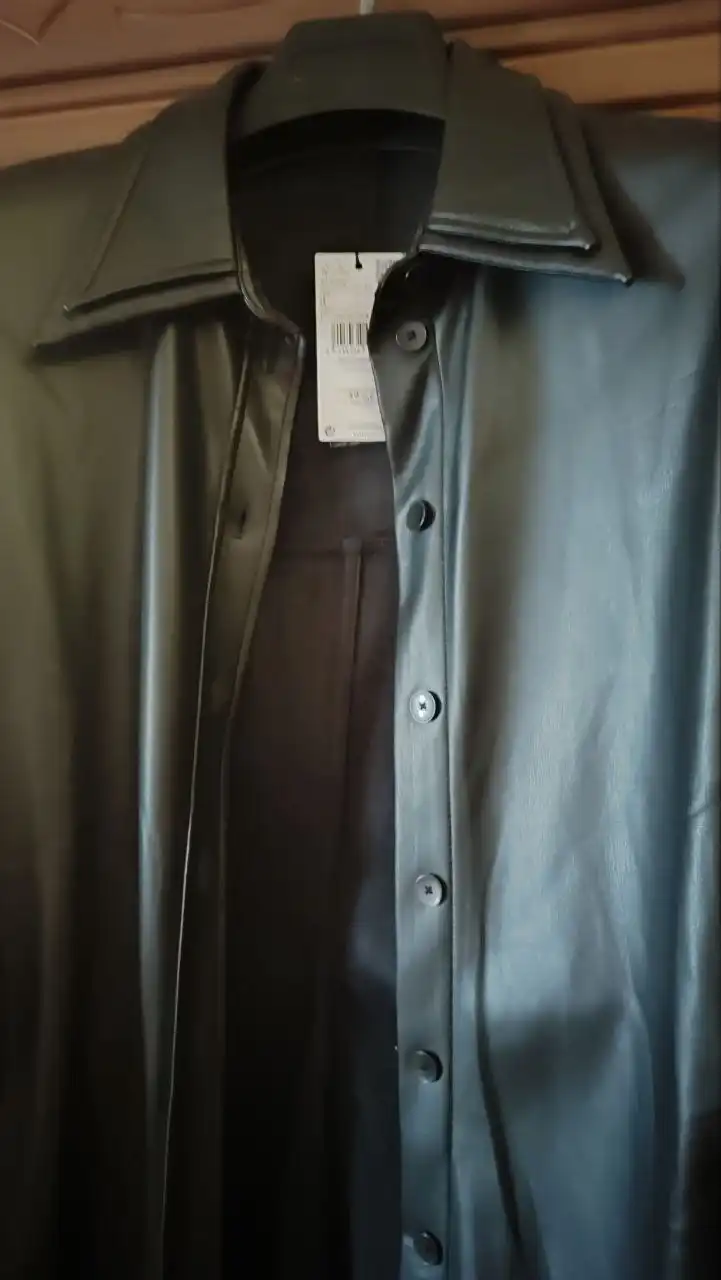 Женская одежда: куртка, плащ, платье