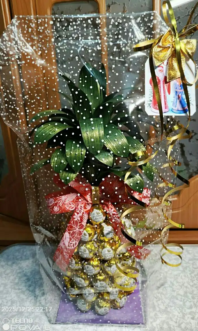 Подарочный ананас из конфет Золотая Лилия