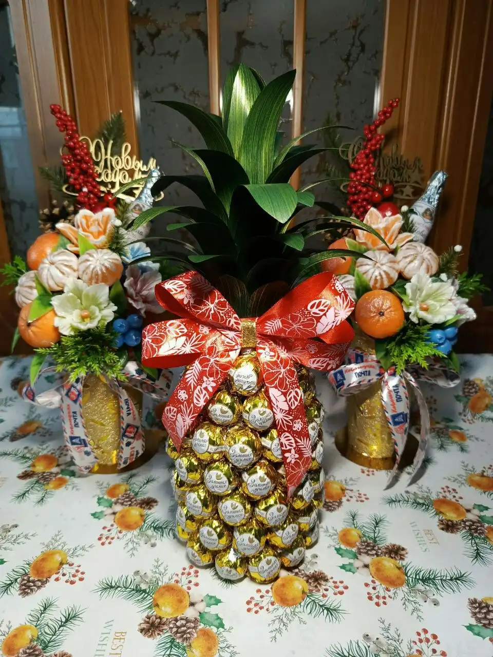 Подарочный ананас из конфет Золотая Лилия