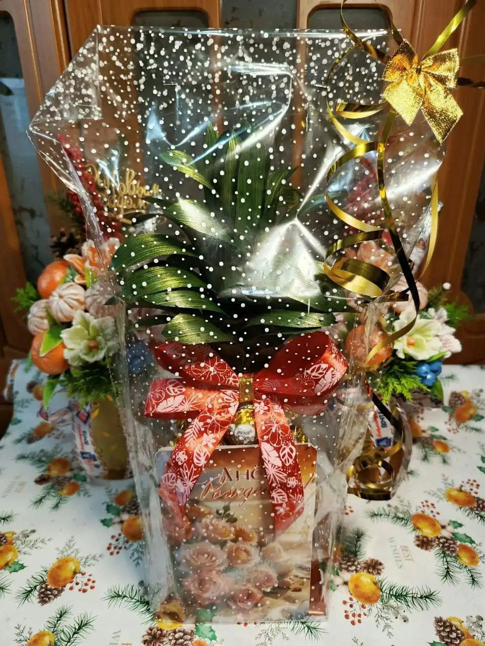 Подарочный ананас из конфет Золотая Лилия