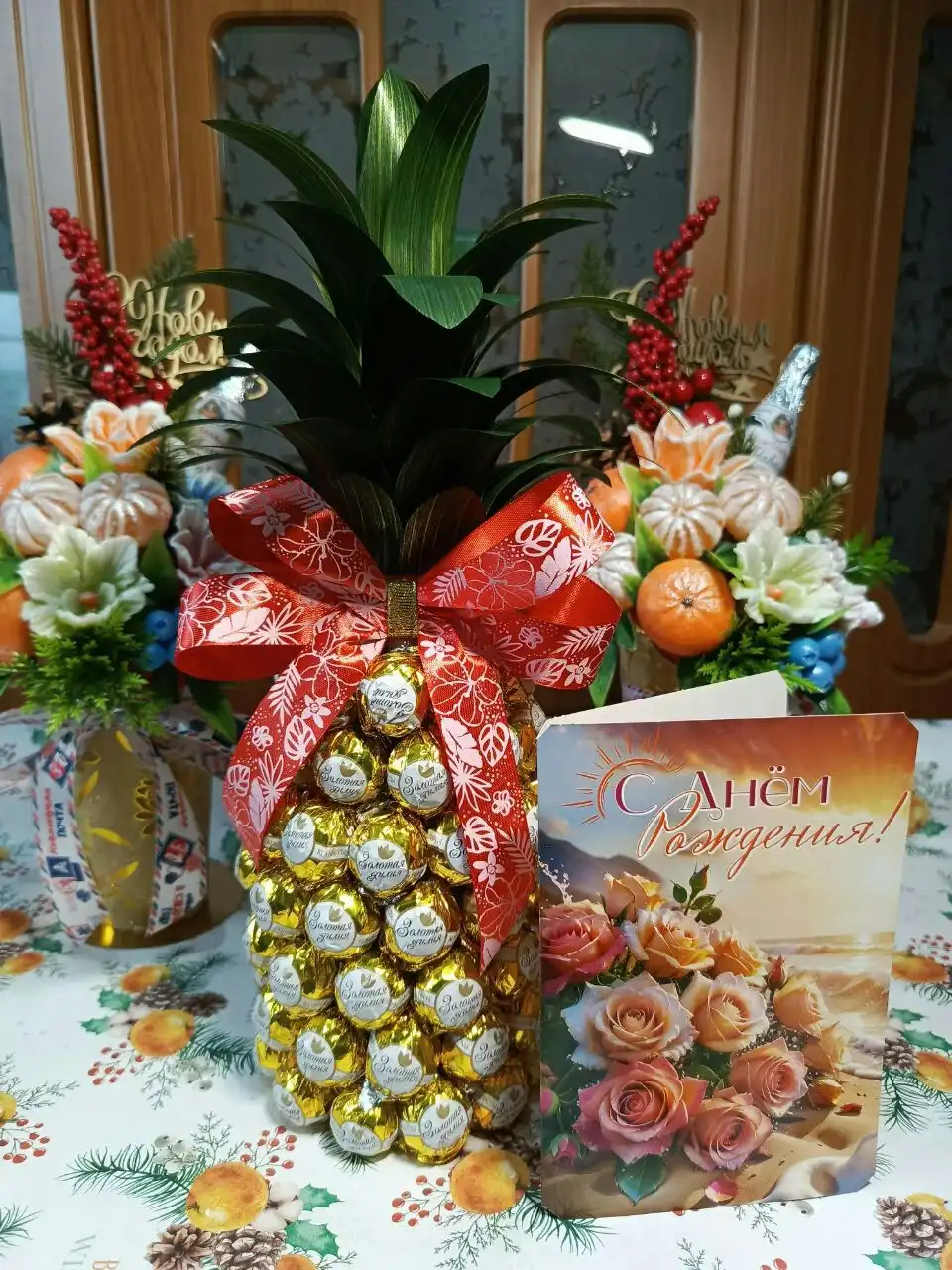 Подарочный ананас из конфет Золотая Лилия