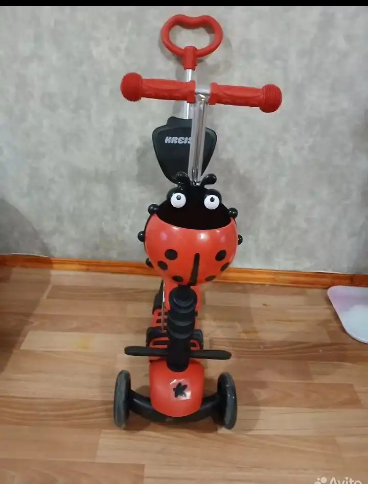 Детский самокат с сиденьем в идеальном состоянии