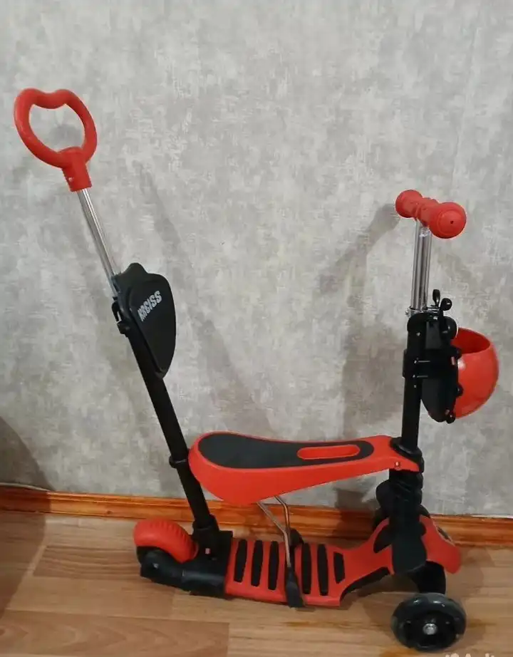 Детский самокат с сиденьем в идеальном состоянии