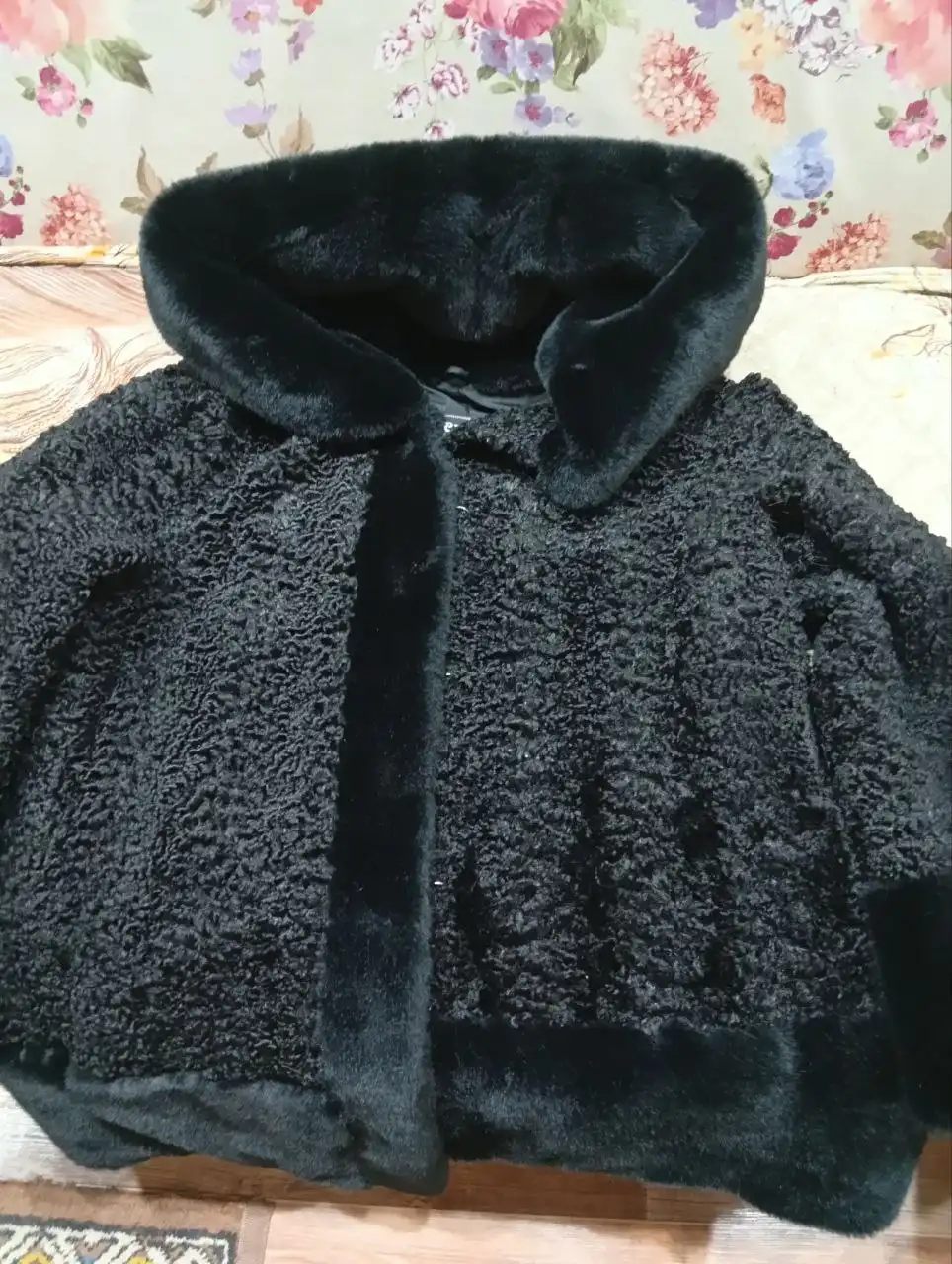 Продам короткую шубку размер 48 - Шубы (Одежда) в Ангарск