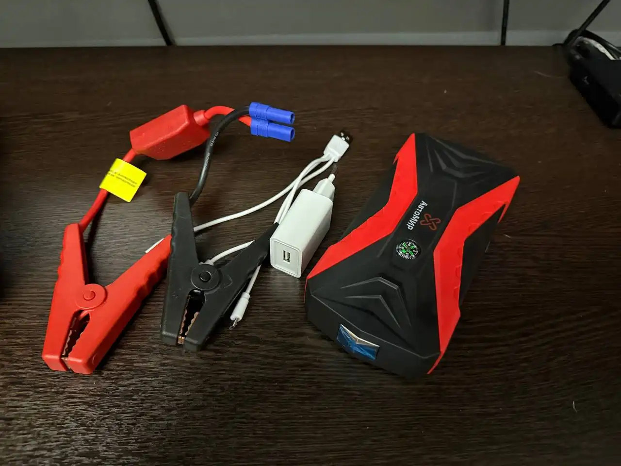 Продам пусковое зарядное устройство в хорошем состоянии - Автоаксессуары (Запчасти) в Красноярск