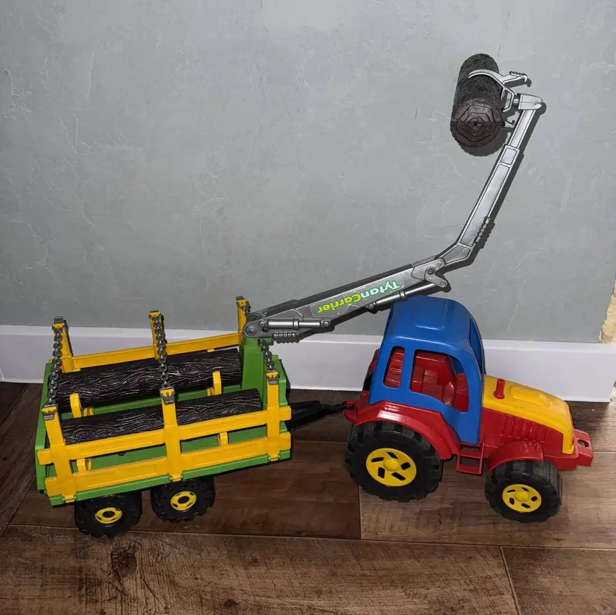 Трактор с прицепом и бревнами - Спецтехника (Авто) в Красноярск