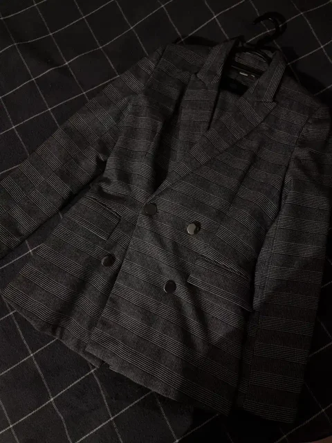 Продам костюмы и платье в Красноярске - Одежда в Красноярск