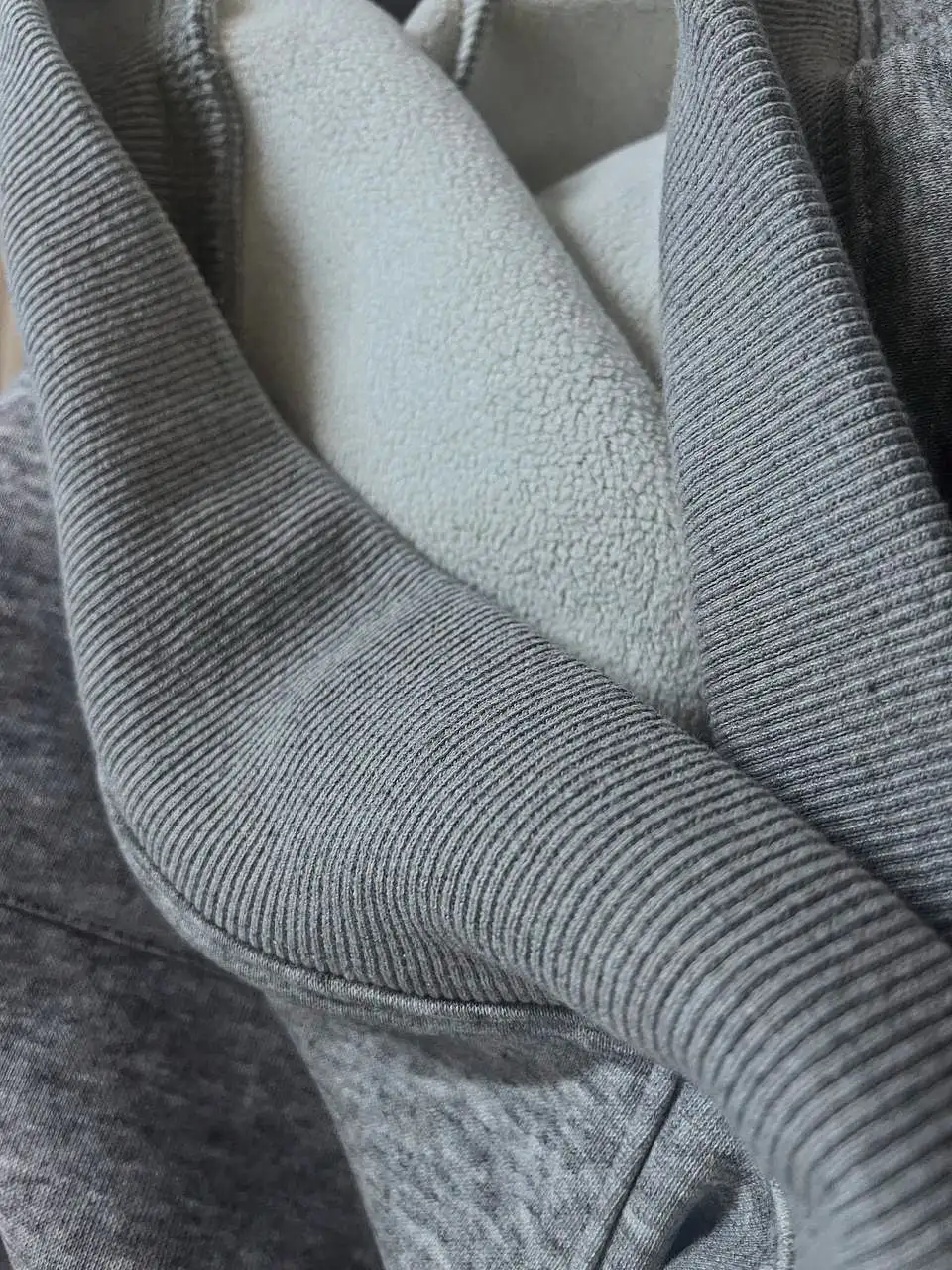 Продажа джинсов, худи и зипок - Верхняя одежда (Одежда) в Красноярск