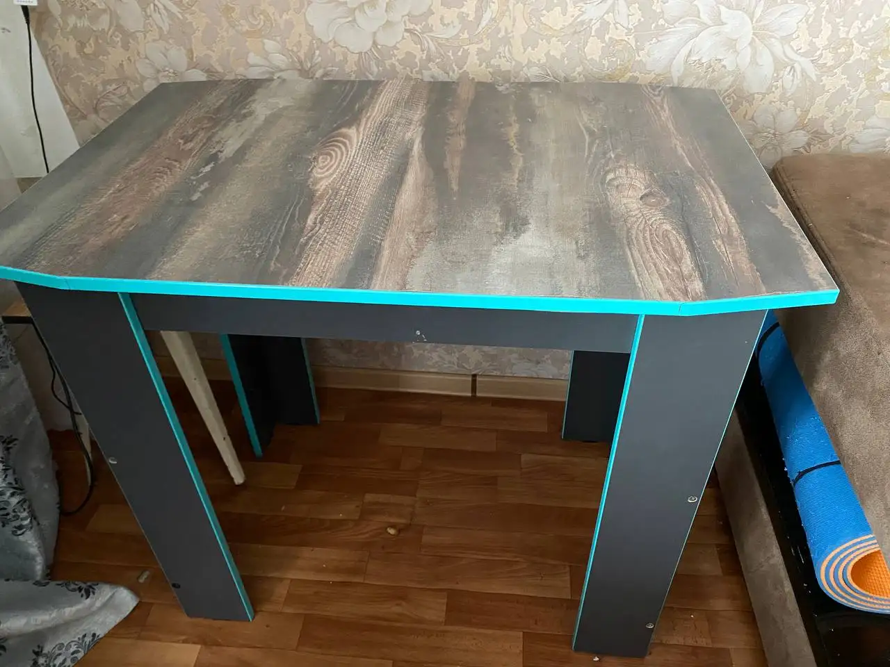 Продажа двух столов в Красноярске - Мебель (Для дома и дачи) в Красноярск