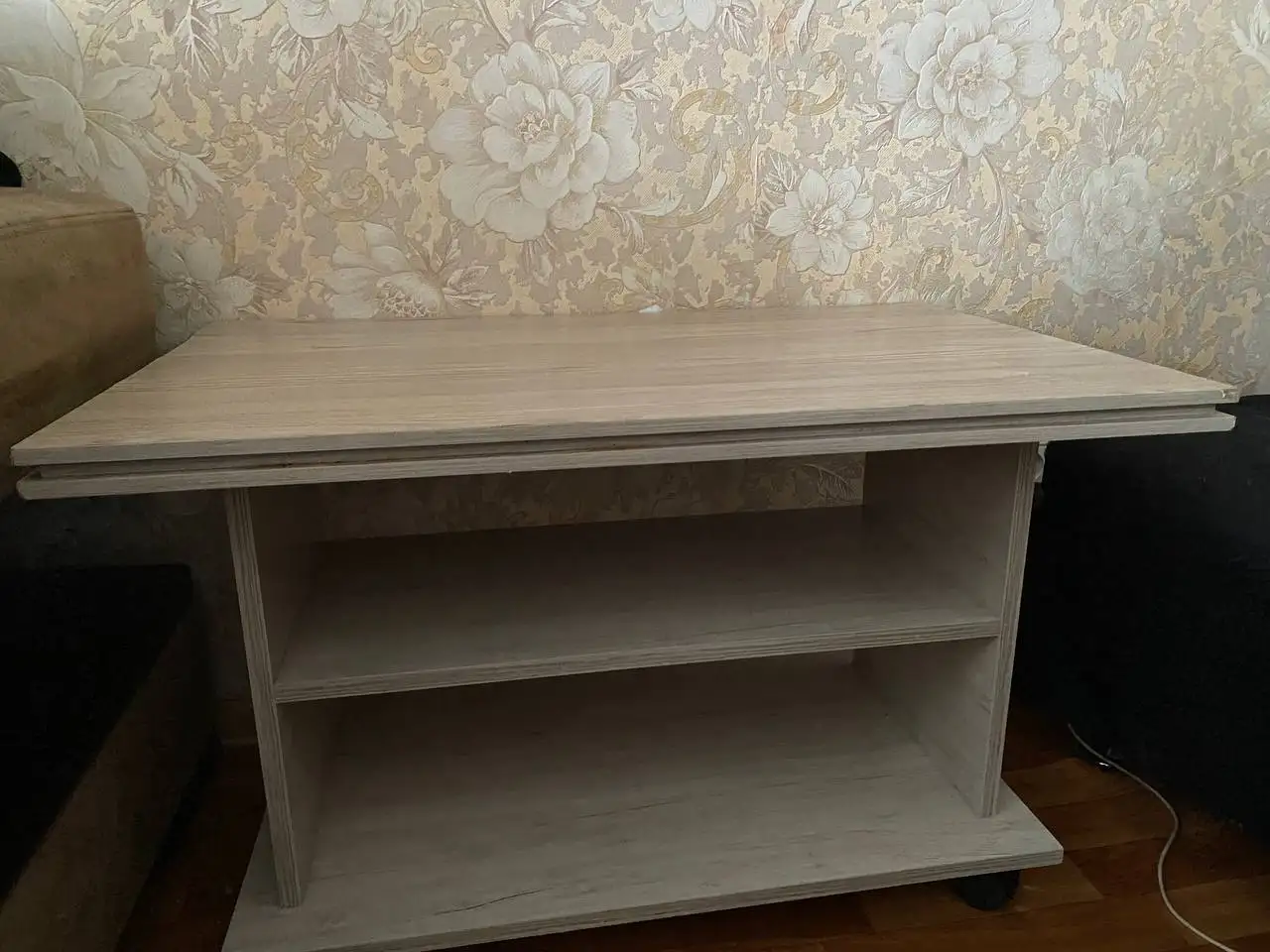 Продажа двух столов в Красноярске - Мебель (Для дома и дачи) в Красноярск