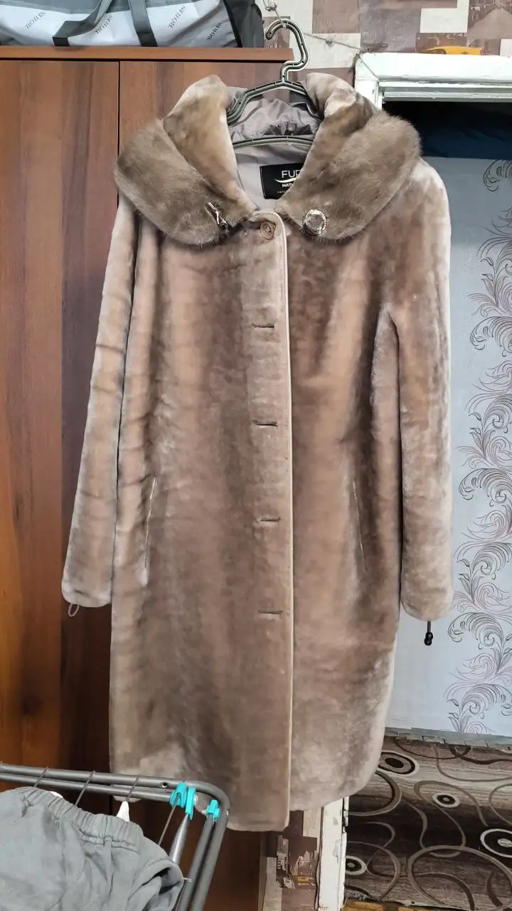 Шуба бренда Fur Natural из натурального меха мутона с норкой - Верхняя одежда (Одежда) в Красноярск