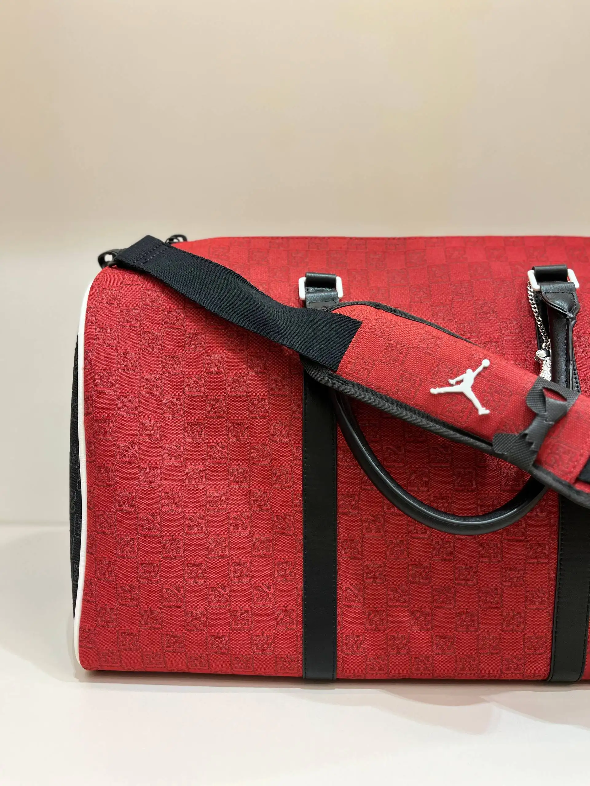 Шикарная спортивная сумка Jordan Monogram Gym Red - Сумки (Барахолка) в Красноярск