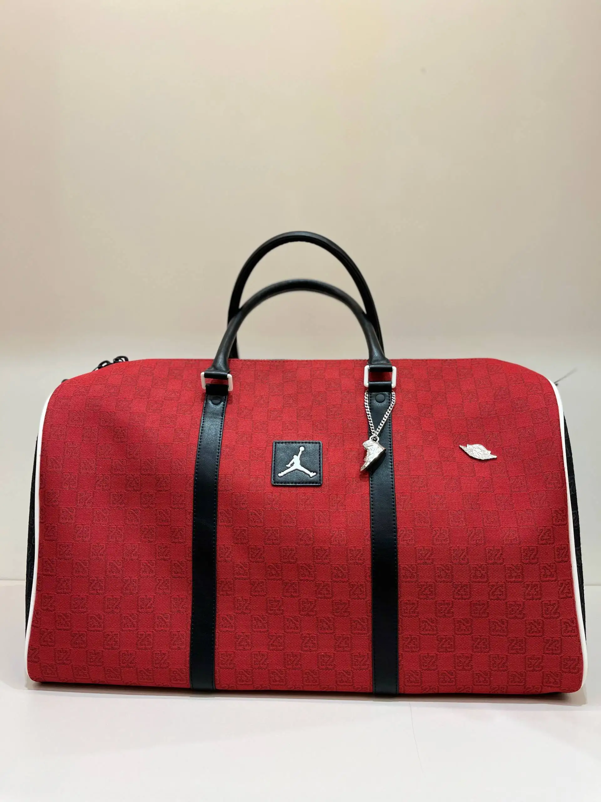 Шикарная спортивная сумка Jordan Monogram Gym Red - Сумки (Барахолка) в Красноярск