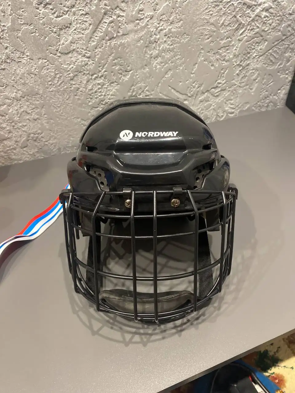 Шлем хоккейный подростковый 12-16 лет - Спортивные товары (Хобби и отдых) в Красноярск