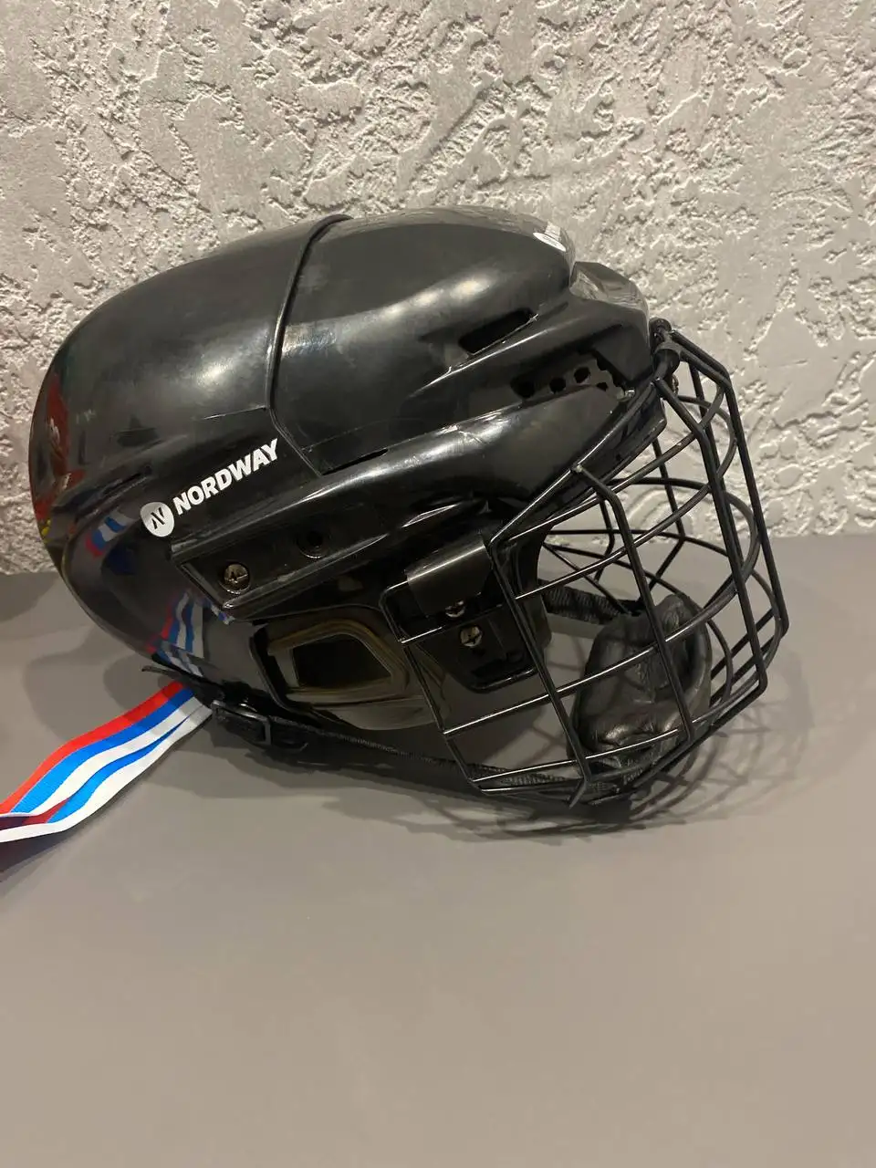 Шлем хоккейный подростковый 12-16 лет - Спортивные товары (Хобби и отдых) в Красноярск
