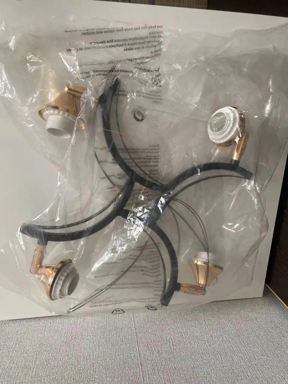 Продажа новой люстры 30x30 см - Освещение (Для дома и дачи) в Красноярск