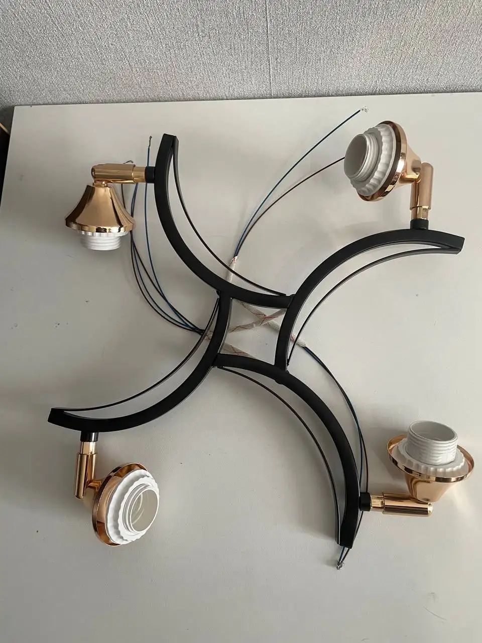 Продажа новой люстры 30x30 см - Освещение (Для дома и дачи) в Красноярск