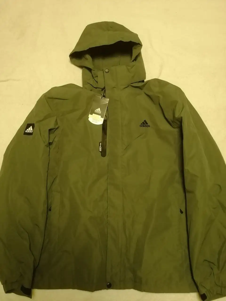 Продам куртку Adidas 70 размер новая - Верхняя одежда (Одежда) в Красноярск