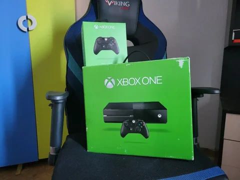 Xbox One Fat 500GB с двумя геймпадами - Компьютерная периферия в Красноярск