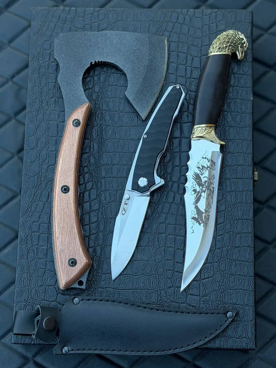 Подарочный комплект с ножами и топором - Холодное оружие и инструменты (Барахолка) в Красноярск