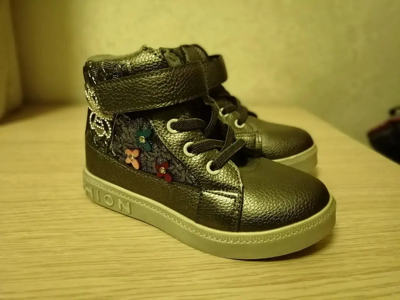 Продам детскую обувь новый 26 размер - Обувь (Товары для детей) в Красноярск