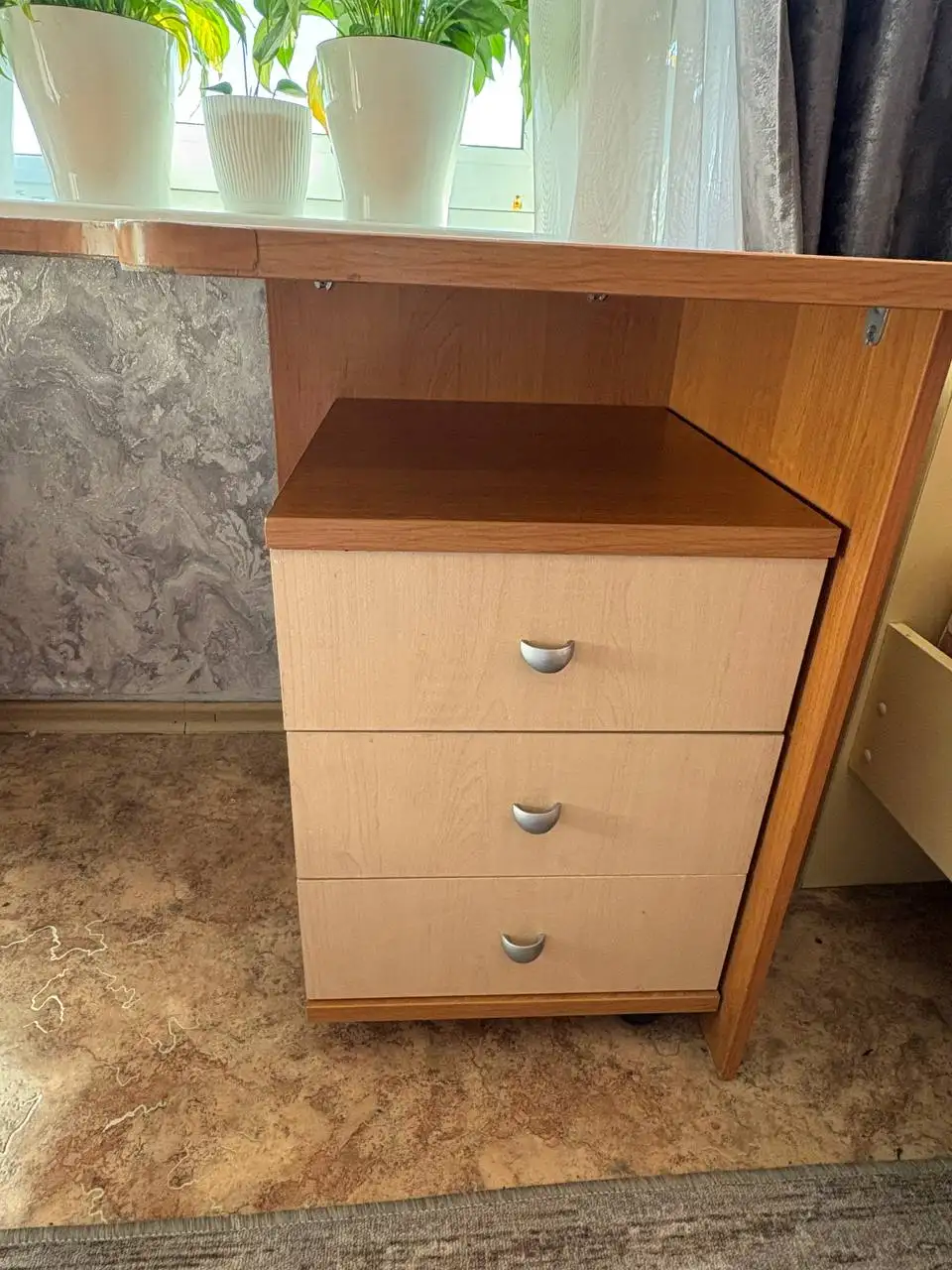 Стол с тумбой для продажи - Мебель (Для дома и дачи) в Красноярск