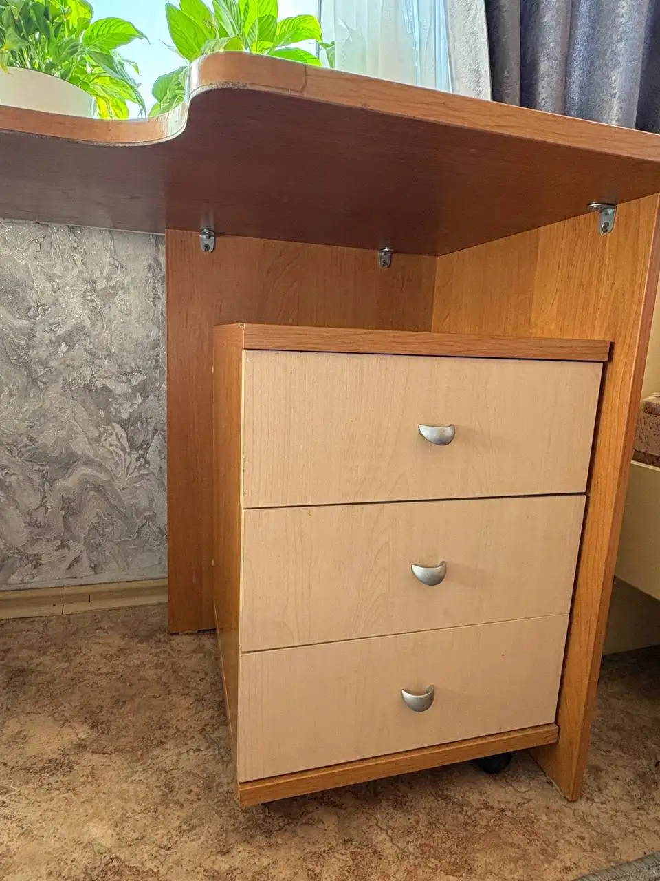 Стол с тумбой для продажи - Мебель (Для дома и дачи) в Красноярск