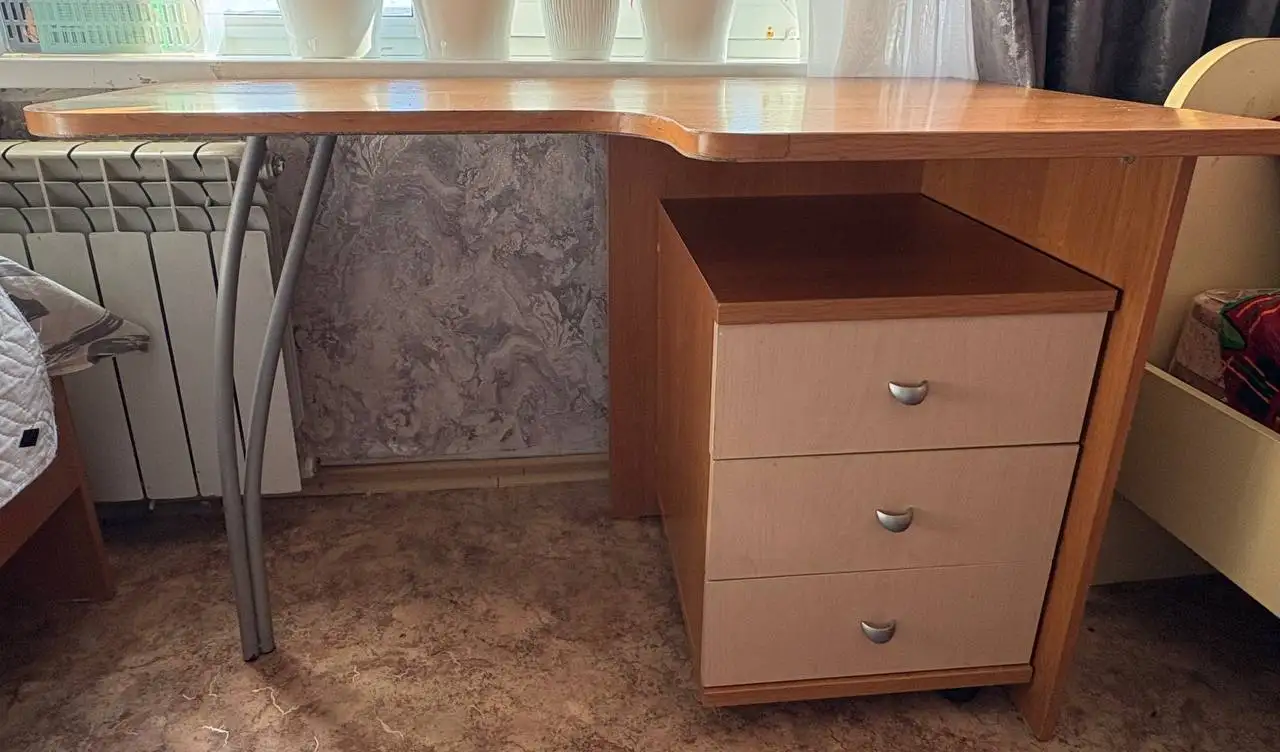 Стол с тумбой для продажи - Мебель (Для дома и дачи) в Красноярск