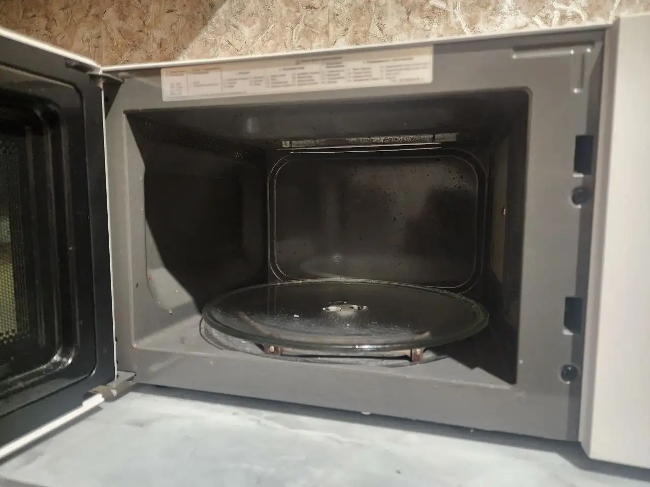 Продам микроволновку LG MH63M38GISW бу - Кухонная техника (Электроника) в Красноярск