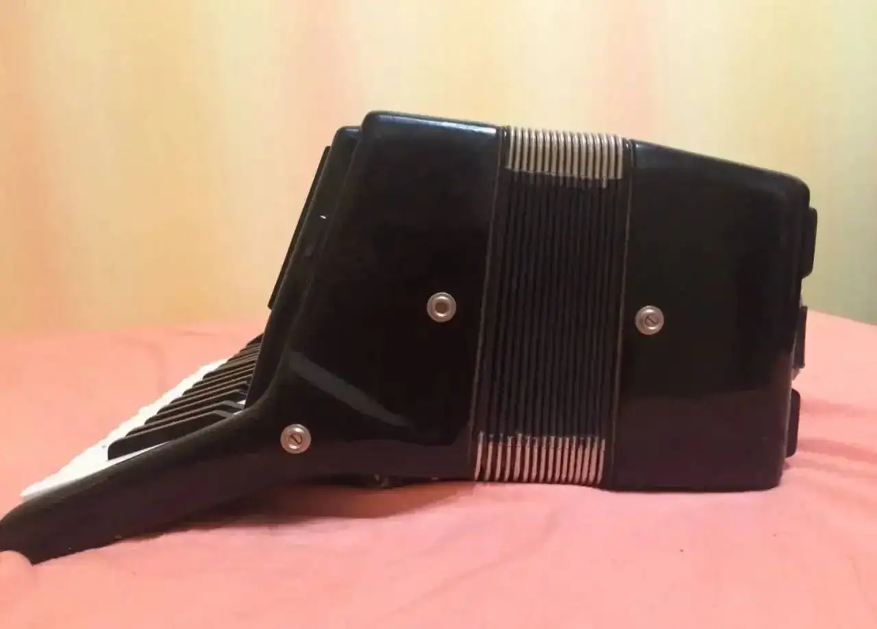 Продажа немецкого аккордеона - Музыкальные инструменты (Хобби и отдых) в Красноярск