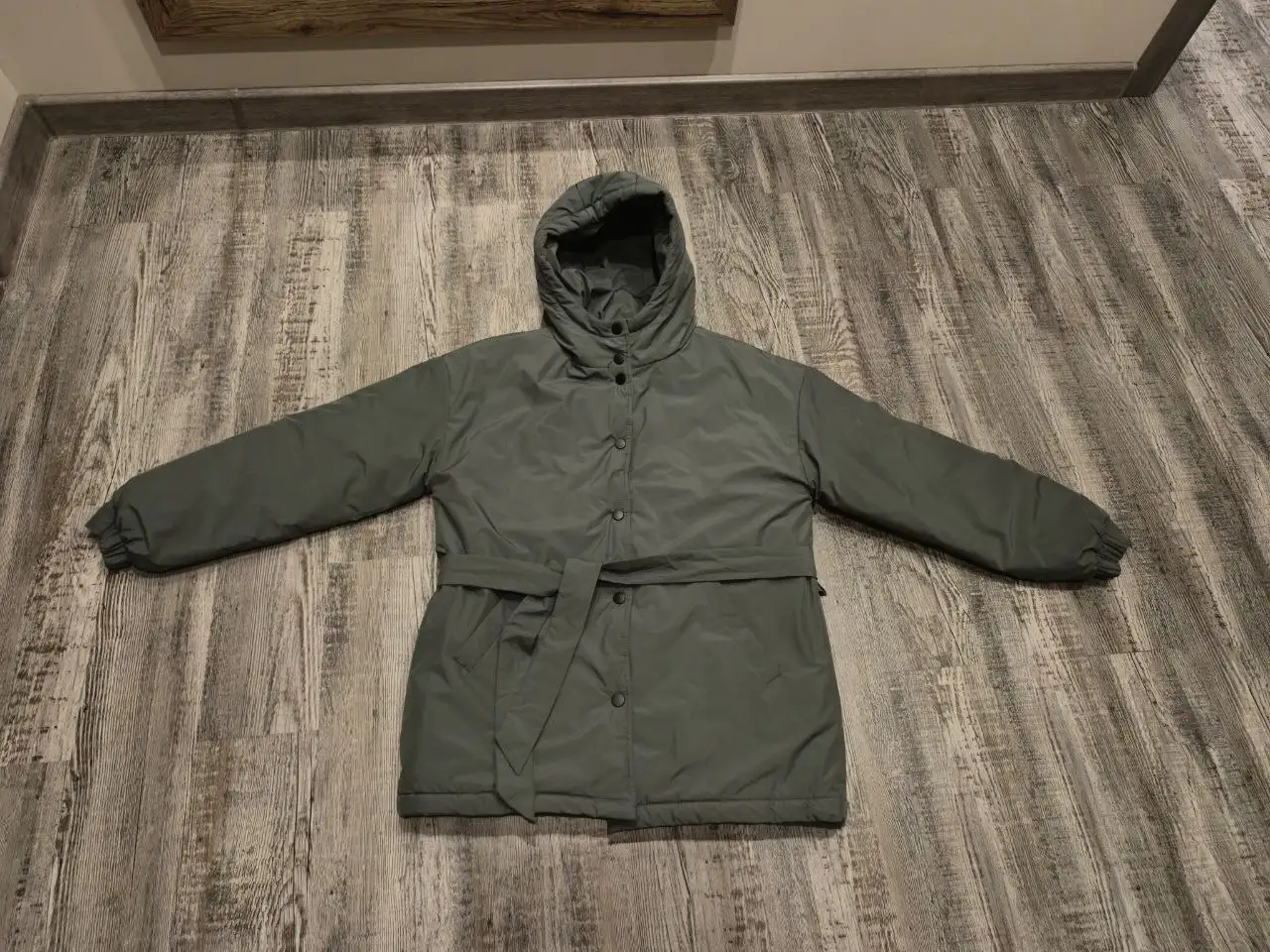 Продам демисезонную женскую куртку - Верхняя одежда (Одежда) в Красноярск