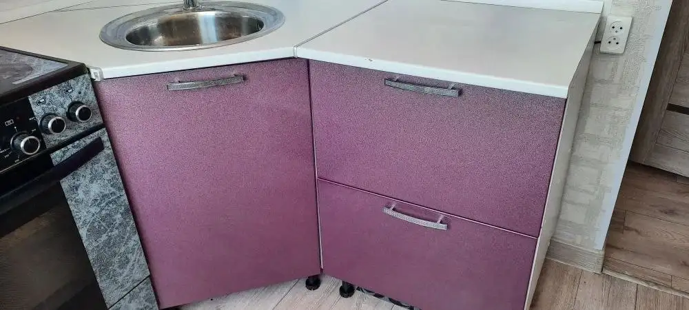 Продам угловой кухонный гарнитур - Кухонная мебель (Для дома и дачи) в Лесосибирск