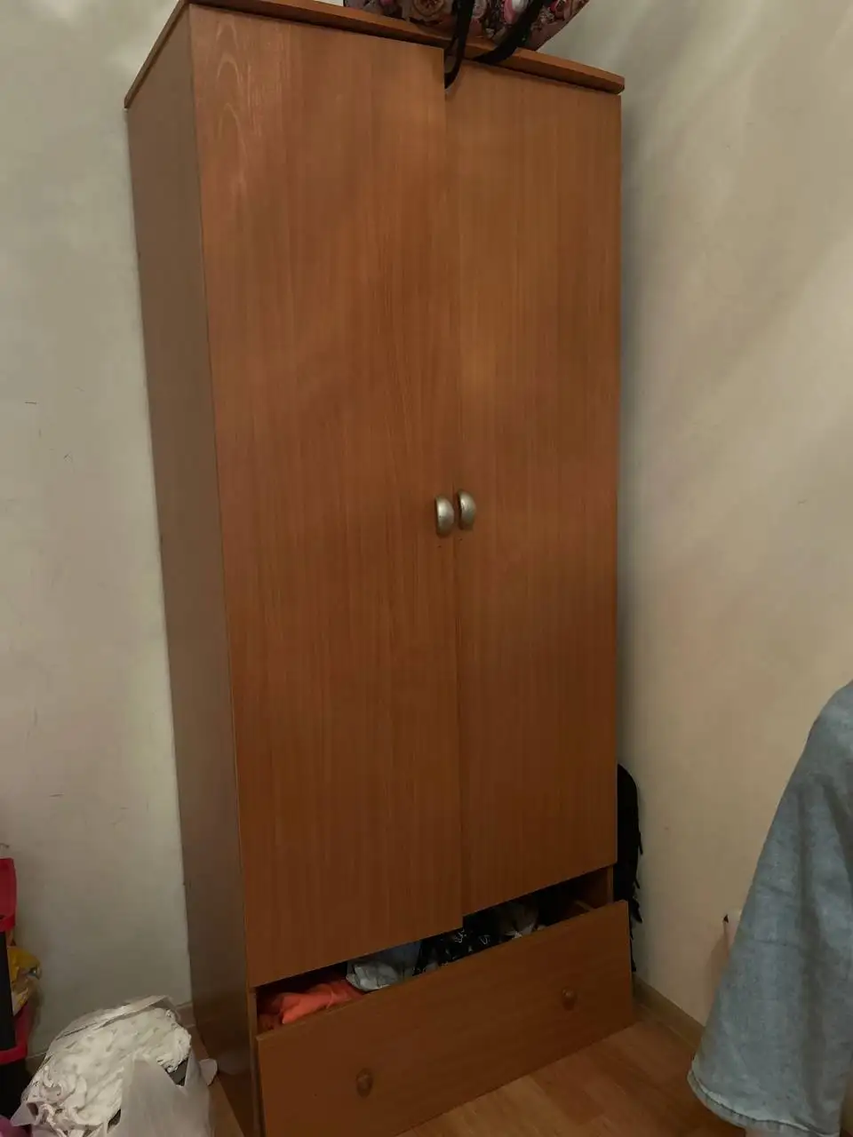 Продажа мебели: шкаф, тумбы, зеркало - Мебель (Барахолка) в Красноярск