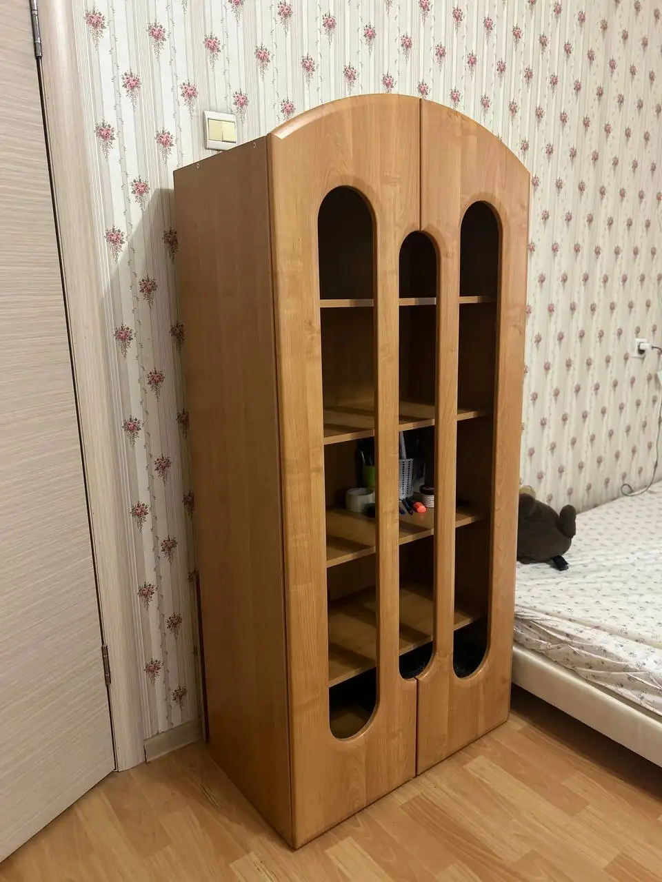 Продажа мебели: шкаф, тумбы, зеркало - Мебель (Барахолка) в Красноярск